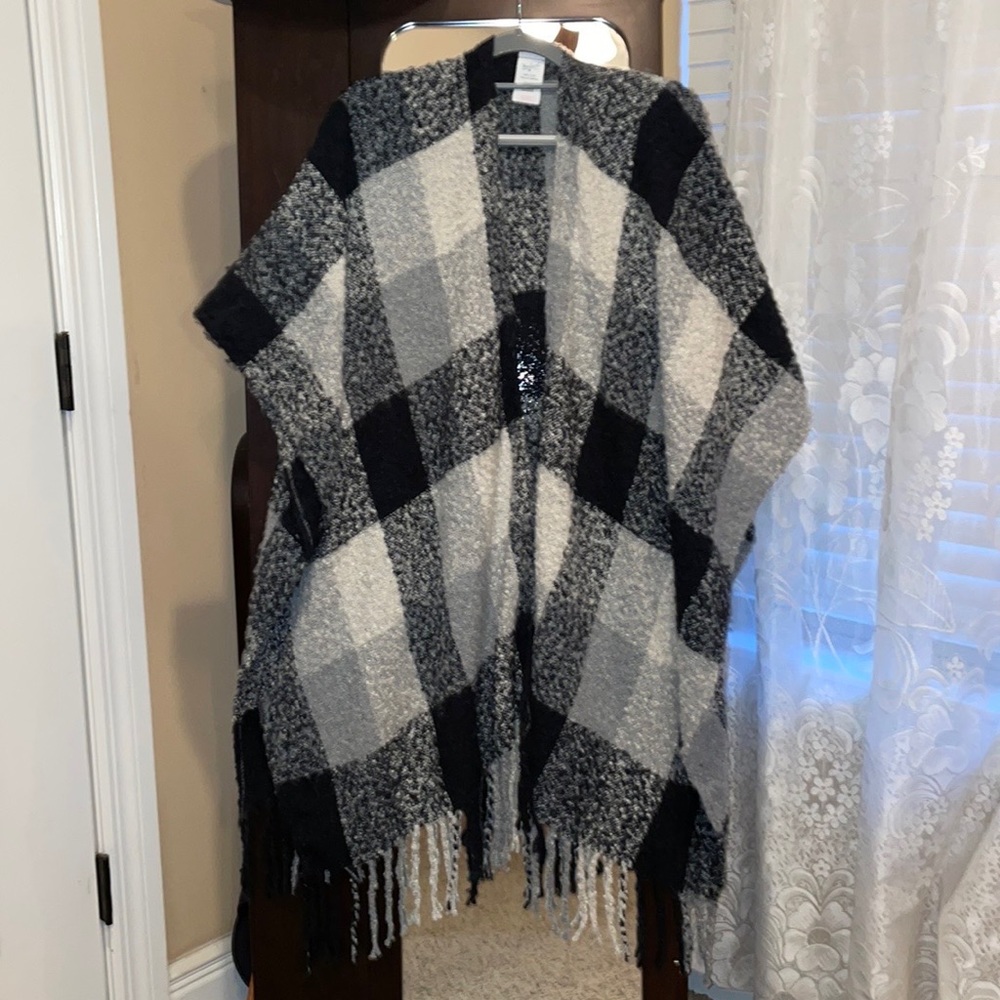 WOOLRICH  OS TALL SWEATER SERAPE CAPE Plaids of Black and Grays Long Fringe @Hem - Picture 12 of 12